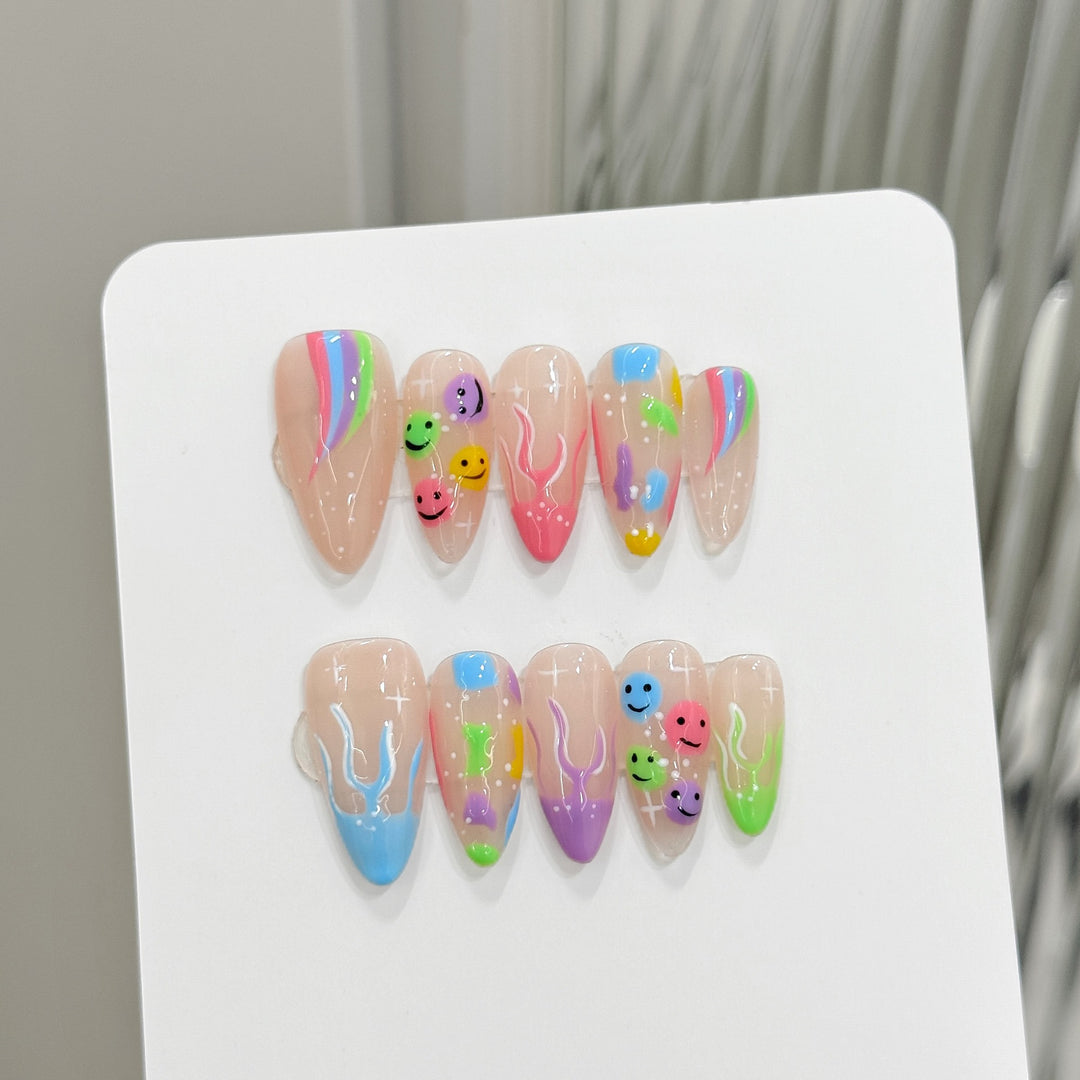 Dekoratives Press-On Nagelkunst-Set mit floralen und verspielten Designs
