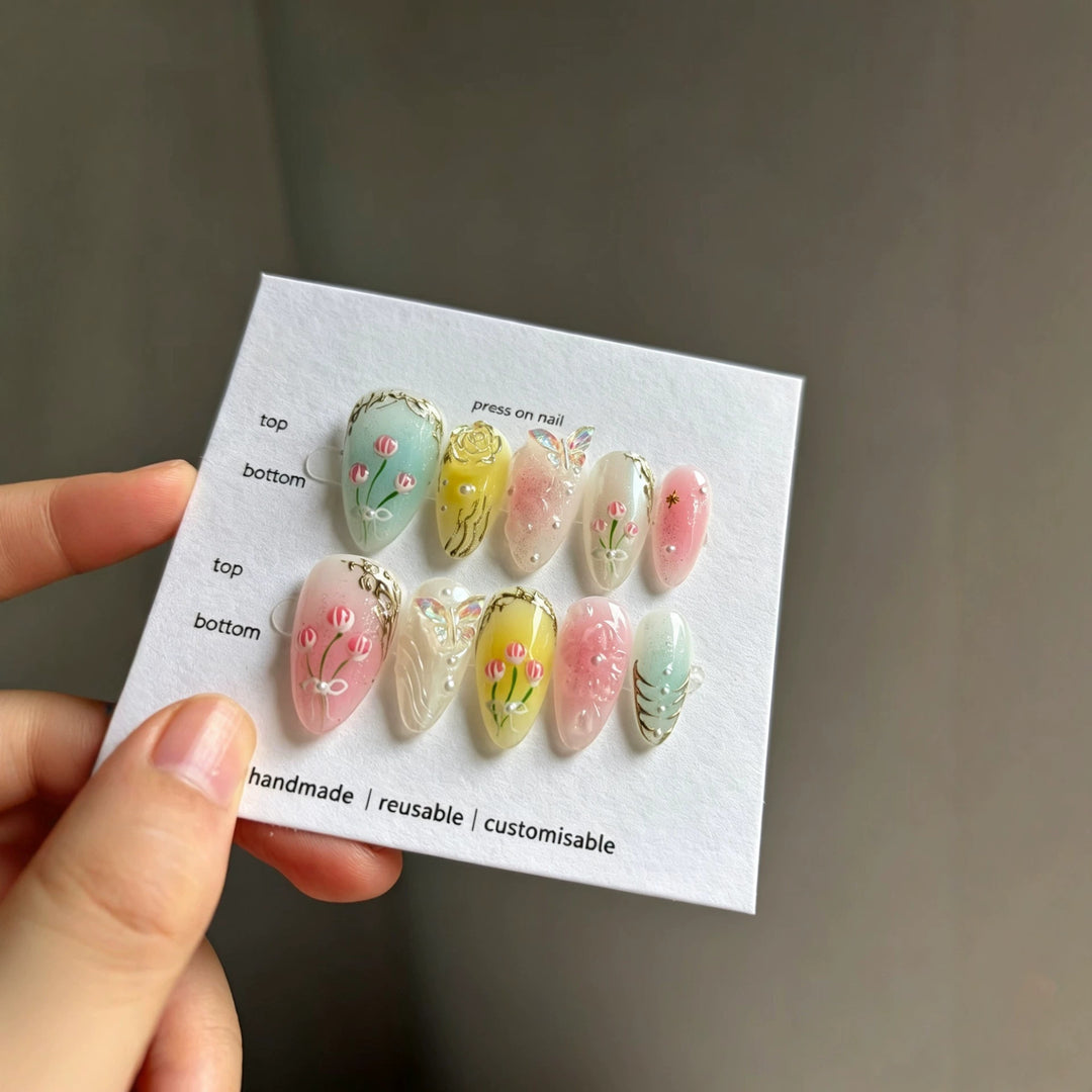 Künstlerisches Floral Press-On Nageldesign
