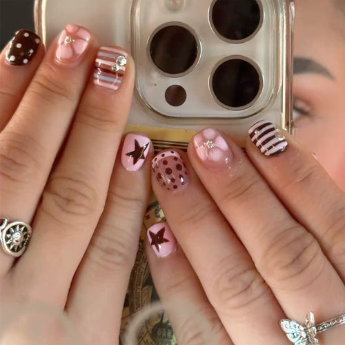Kreative Nagelkunst mit verspielten Designs Karnz