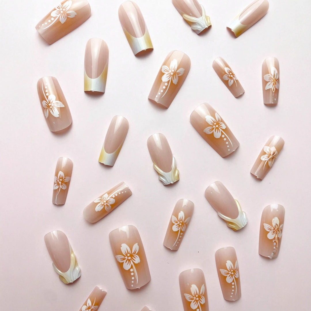 Kunstnagelset mit eleganten floralen Designs und Hochglanz-Finish Karnz