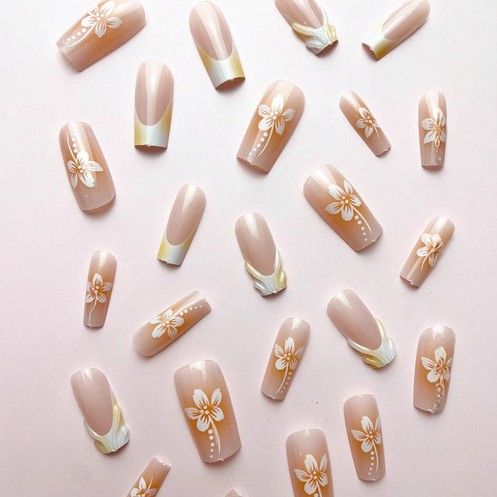 Kunstnagelset mit eleganten floralen Designs und Hochglanz-Finish Karnz