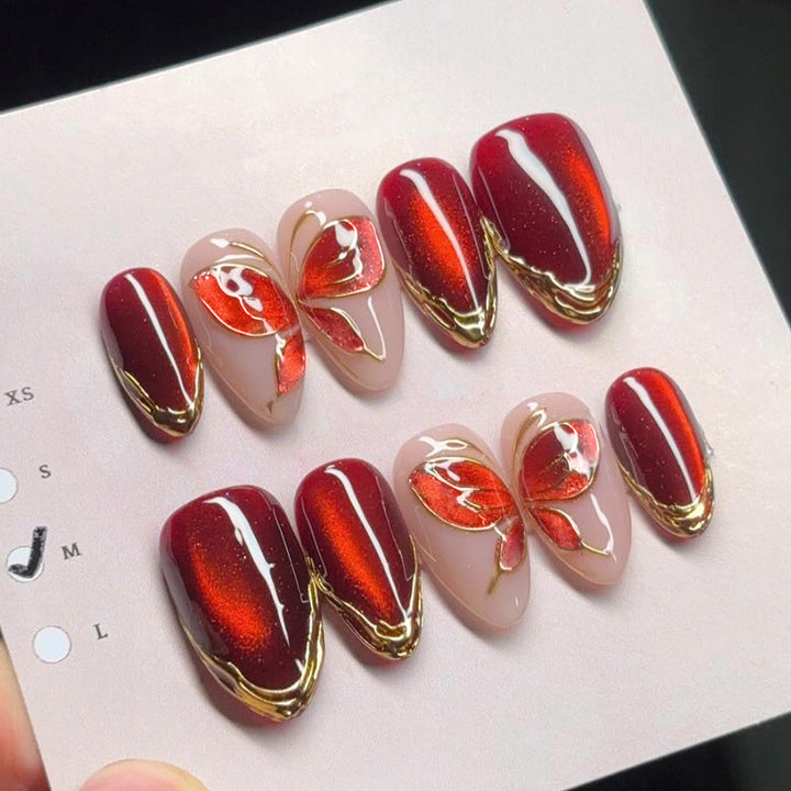 Künstlerisches Press-On Nagelset mit floralen und metallischen Akzenten Karnz