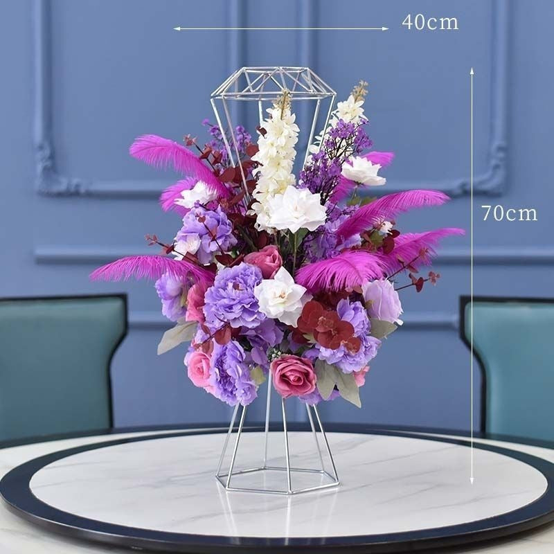 Luxuriöse Blumenmittelstück mit modernem Metallfuß