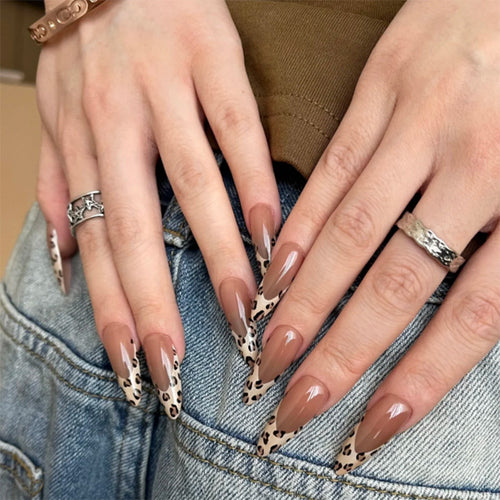 Kunstvolle Stiletto-Nägel mit Tiermuster Karnz