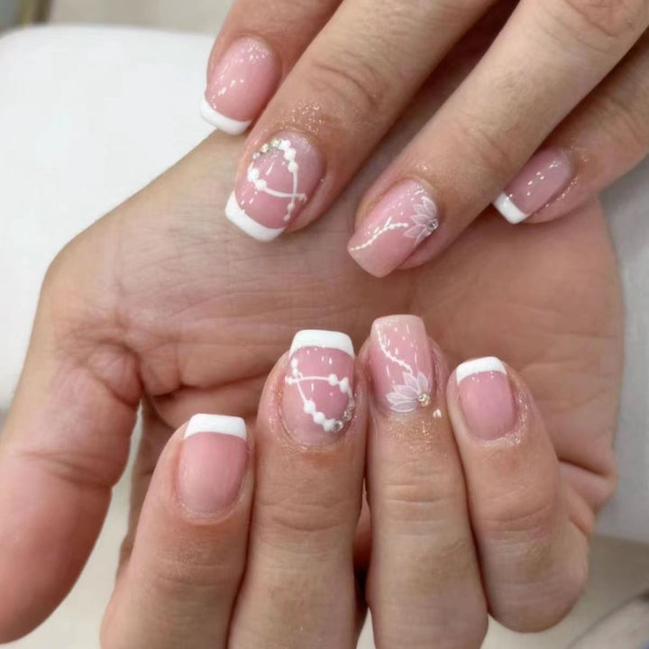 Elegante französische Spitzenblumen-Nagelkunst