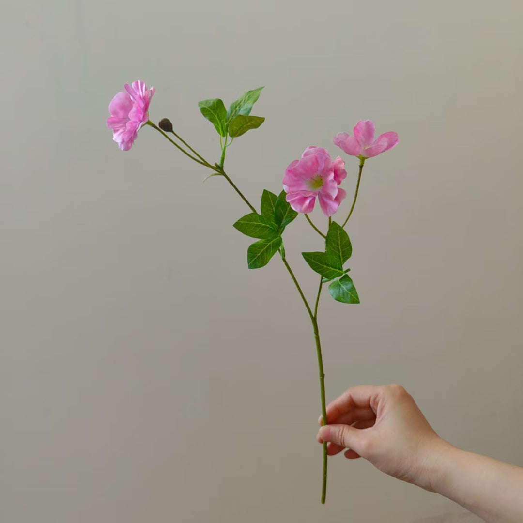 Künstlicher Blumenstängel mit lebensechten Blüten