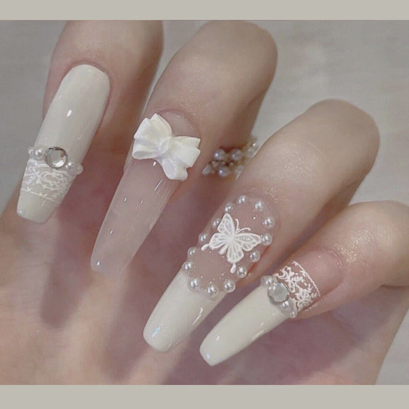 Elegantes dekoratives Press-On-Nagelkunstset mit Schmetterlingsakzenten