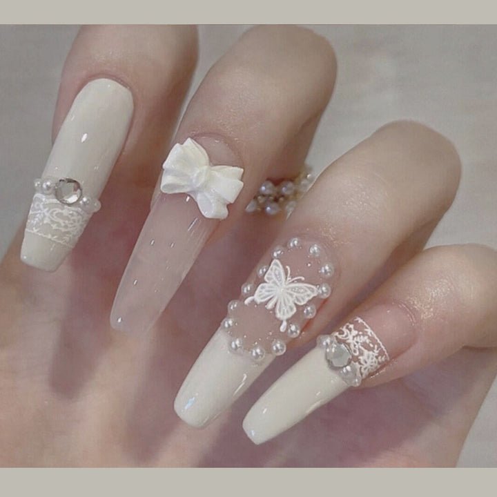 Elegantes dekoratives Press-On-Nagelkunstset mit Schmetterlingsakzenten