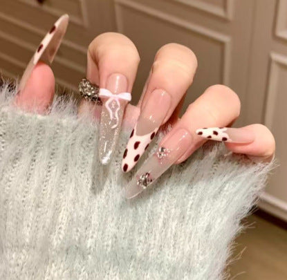 Künstlerisches Herzmuster Nagelkunstverlängerungen Karnz