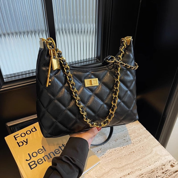 Gepolsterte Schultertasche mit Kettendetail Karnz