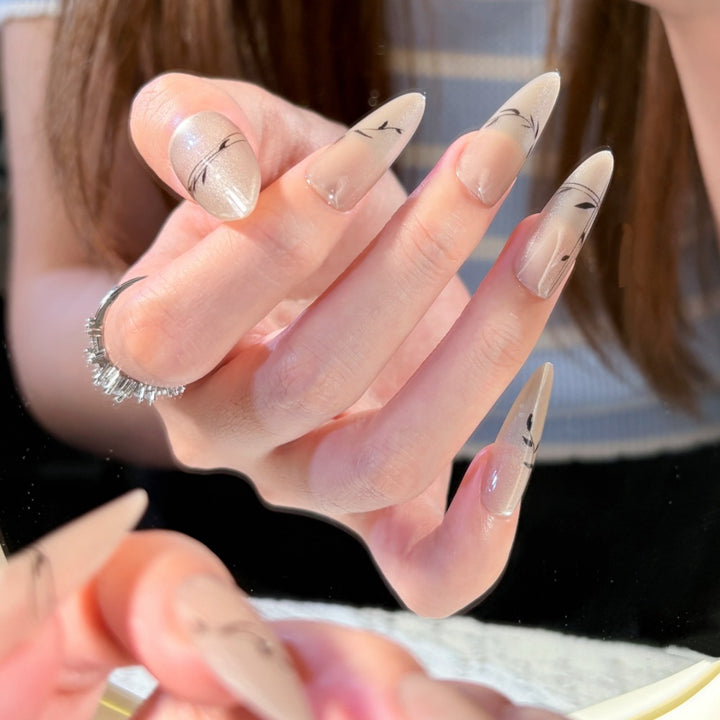 Stylisches Floral-Nagelset Karnz