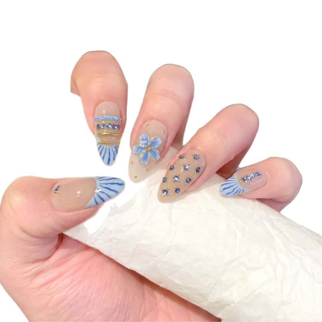 Dekoratives Nagelkunst-Set mit floralem und gemstone Akzent Karnz
