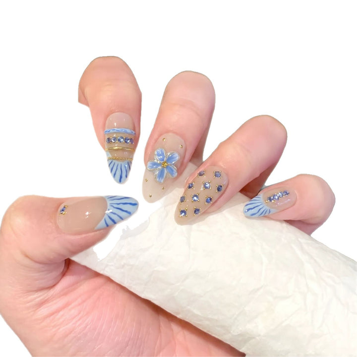 Dekoratives Nagelkunst-Set mit floralem und gemstone Akzent Karnz
