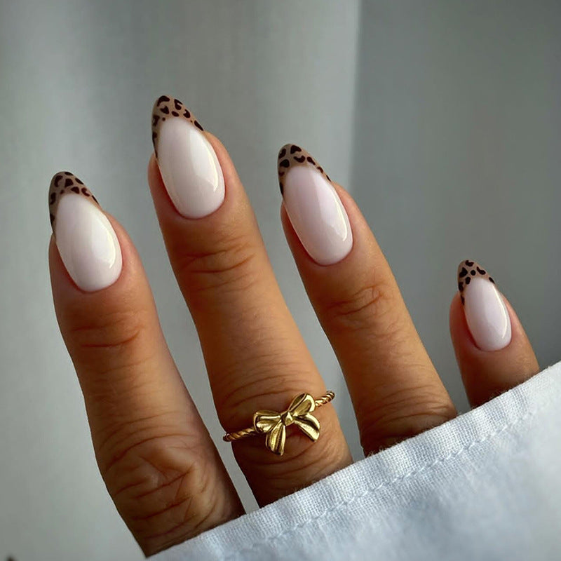 Dekoratives Press-On-Nagelset mit eleganten Leopardenakzenten Karnz