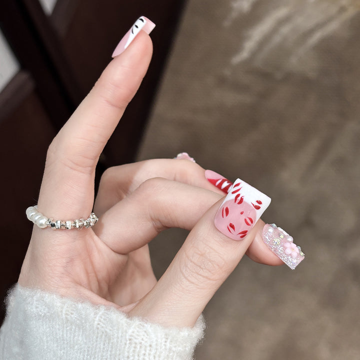 Künstlerisches Press-On Nagelset mit Blumen und Charms