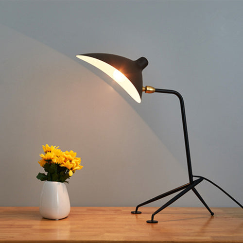 Moderne verstellbare Schreibtischlampe mit minimalistischen Design