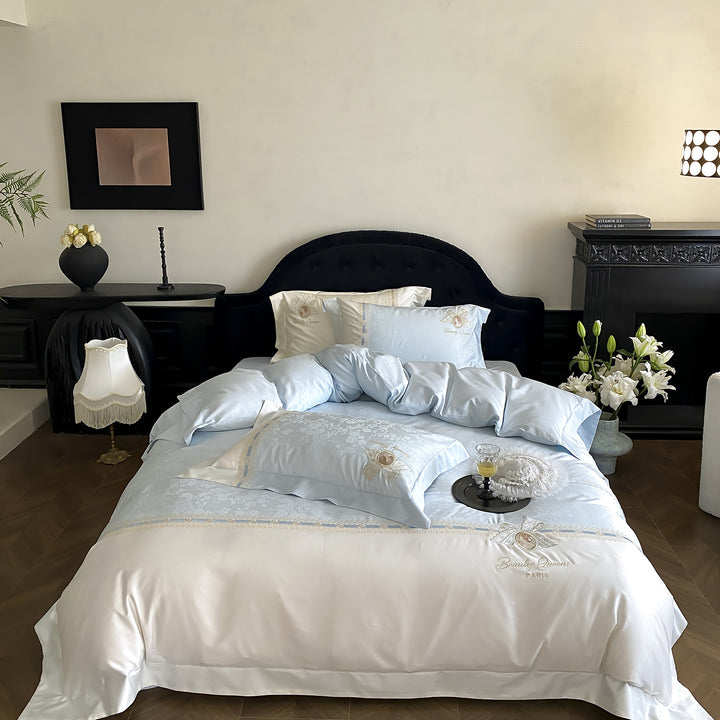 Luxuriöses Satin-Bettwäsche-Set mit feiner Stickerei und Kissenbezügen