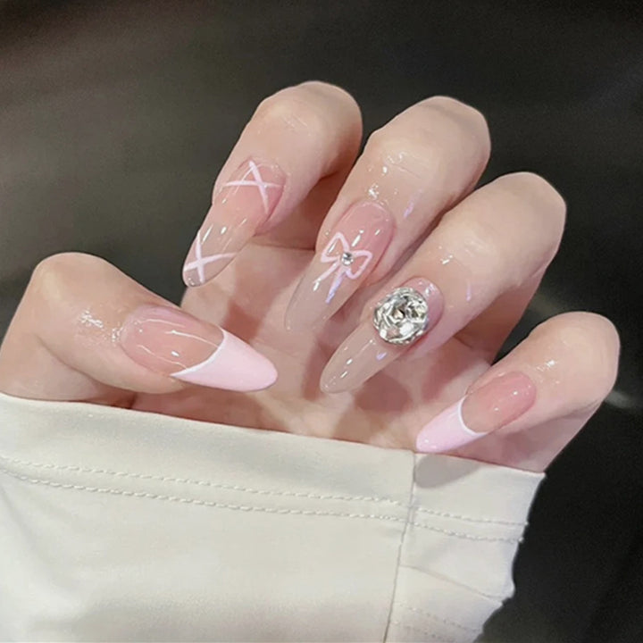 Kunstnagelset mit elegantem Design und traumhaften 3D-Applikationen Karnz