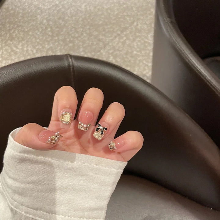 Luxuriöses Press-On-Nagelset mit dekorativen Akzenten
