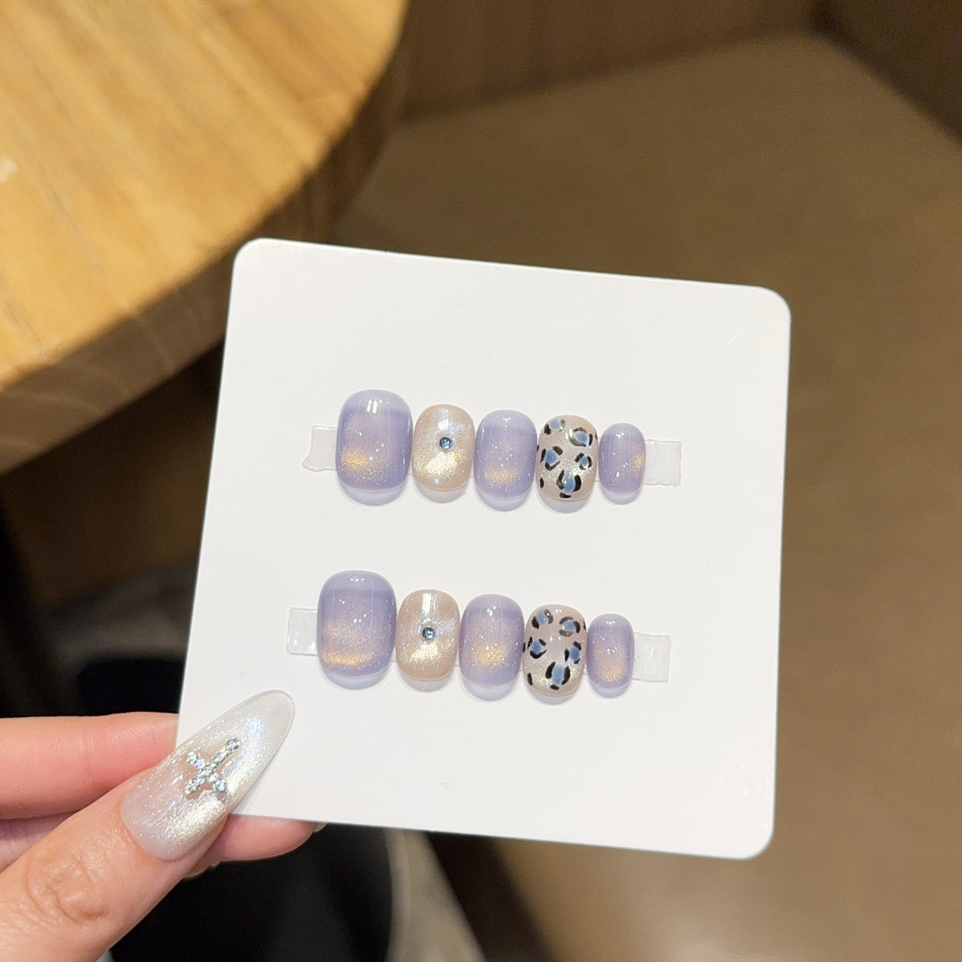 Glamouröse Kunstnägel mit Eleganten Glitzerelementen Karnz