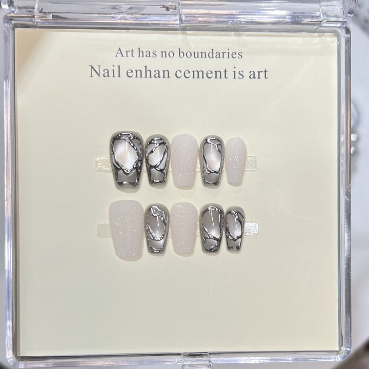 Elegantes Acryl Press-On Nagelkunstset mit metallischen Designelementen Karnz