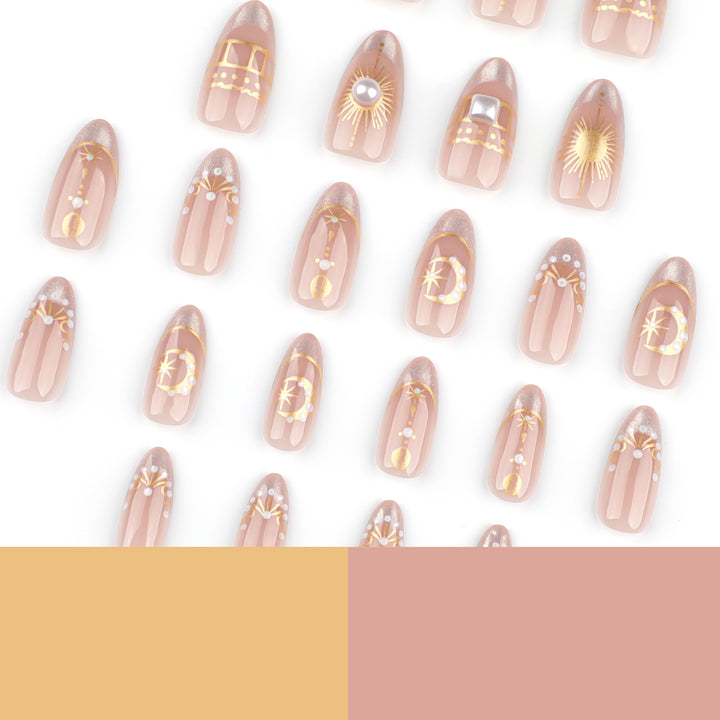 Glamouröse Nagelkunst mit feinen Goldakzenten Karnz