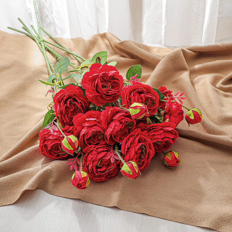 Eleganter künstlicher Rosenstrauß