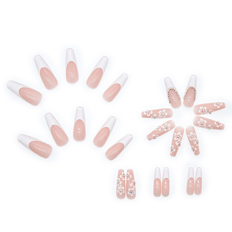 Kunstnagelset mit romantischen Blumendekoren und Glitzer-Akzenten Karnz
