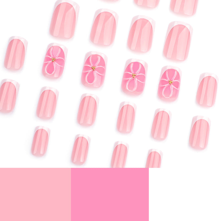 Kunstvolle Nagelkunst mit zarten Blüten und eleganter French-Spitze Karnz
