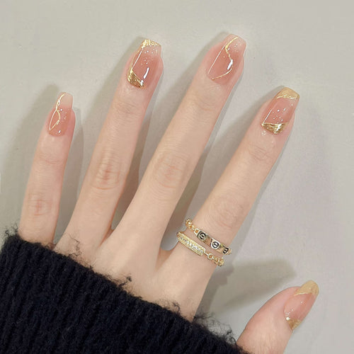 Elegantes Press-On-Nagelkunst-Set mit goldenen Akzentdesigns