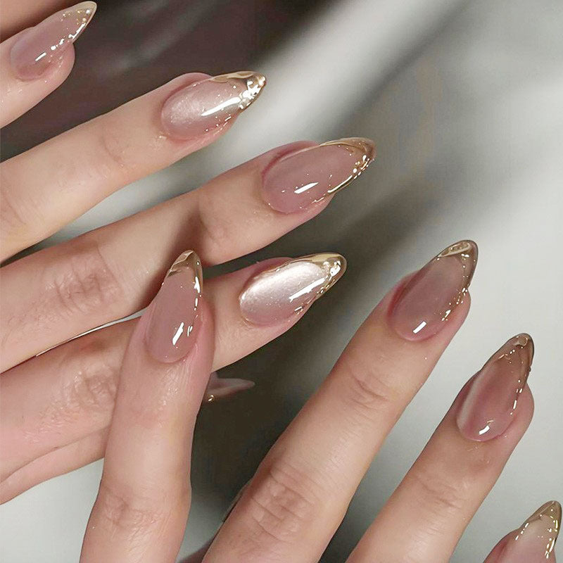 Kunstnägel mit trendigen Goldspitzen Karnz
