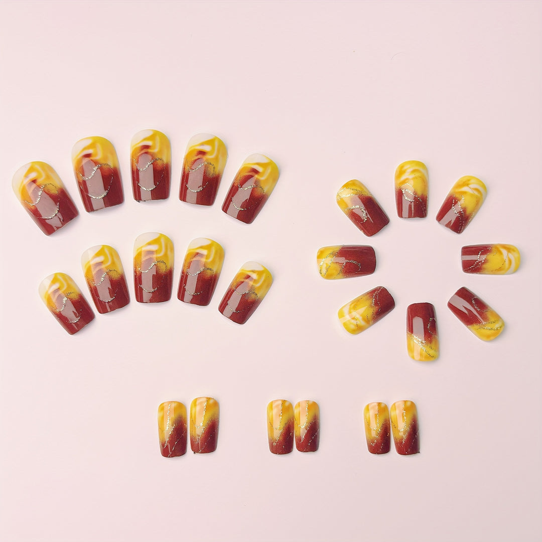 Kunstnagelset mit Marmoriertem Design und Goldakzenten Karnz