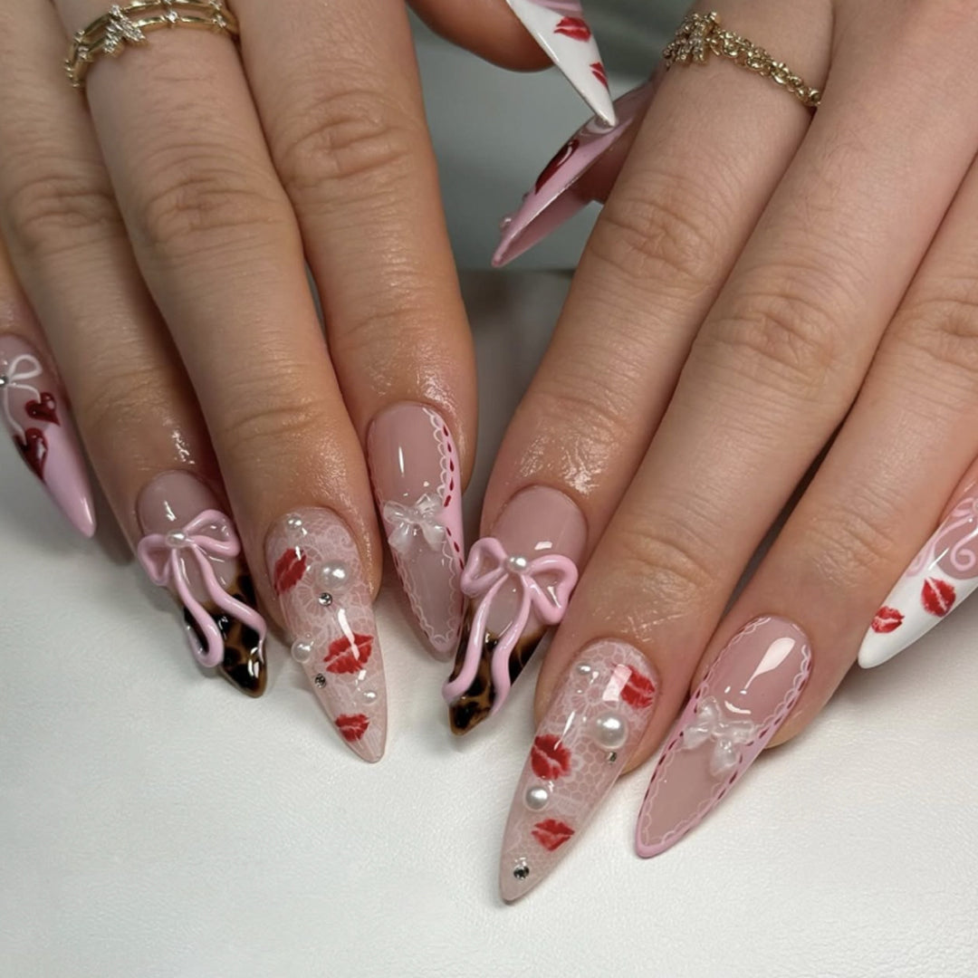 Elegante Kunstnägel mit floralen Akzenten Karnz