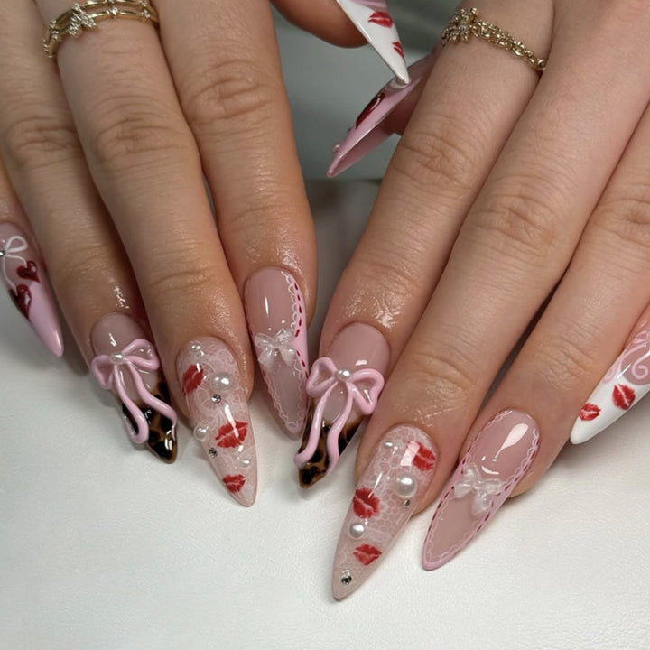 Elegante Kunstnägel mit floralen Akzenten Karnz