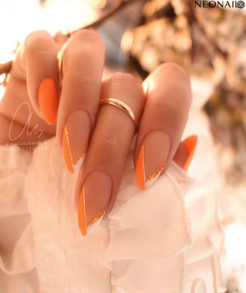 Kunstnagelset mit elegantem mattierten Finish und goldenen Akzenten Karnz