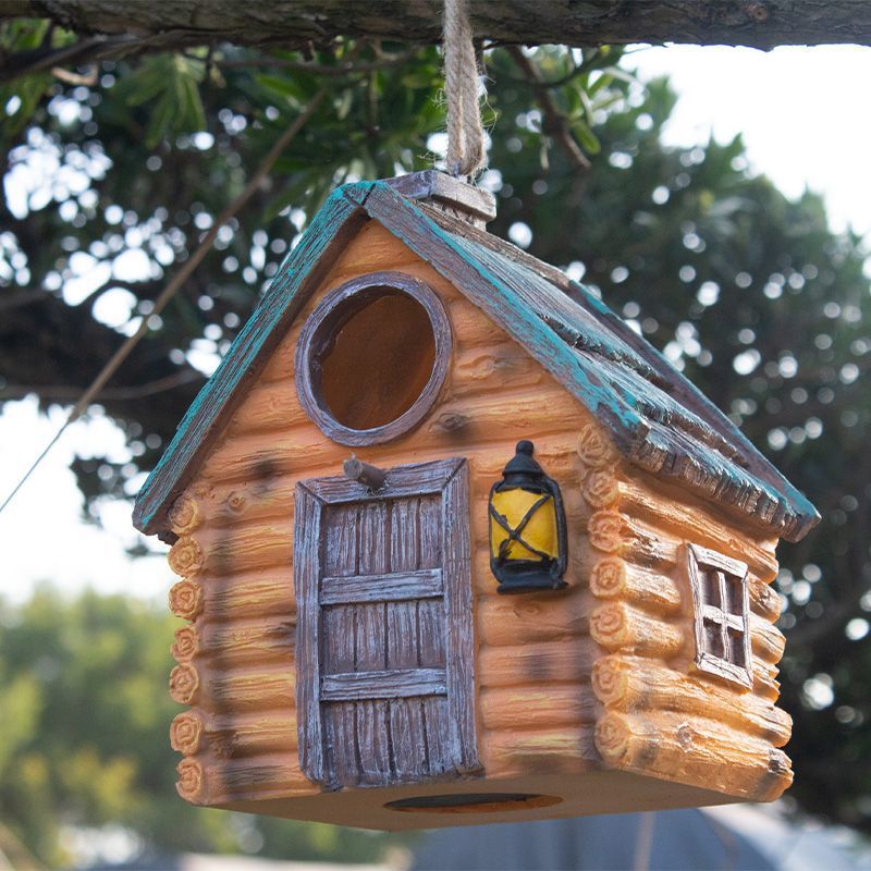 Dekoratives Vogelhaus im rustikalen Baustil Karnz