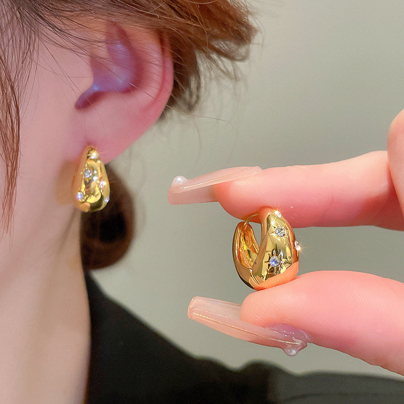 Modische Ohrringe mit Floralem Design Karnz