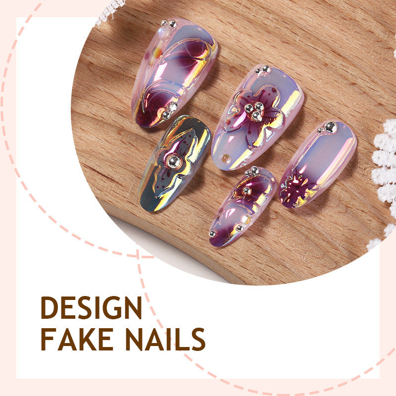 Kunstnagelset mit eleganten Blütenverzierungen Karnz