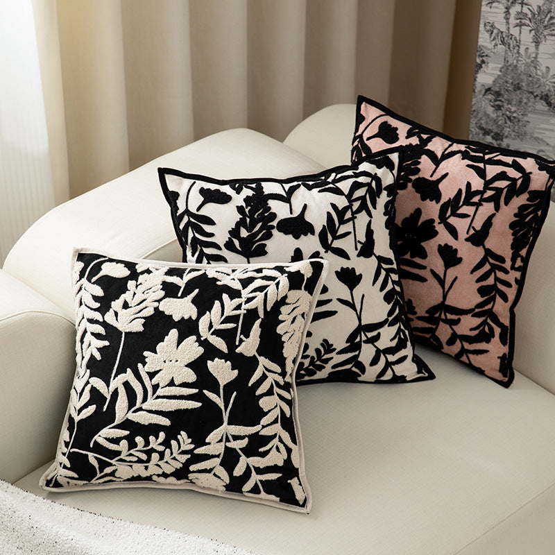 Quadratisches Zierkissen mit floraler Flockstickerei und feiner Paspelkante