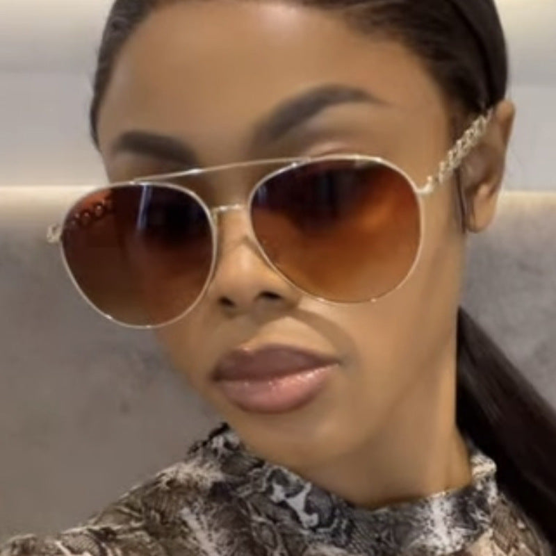 Damen auffällige Sonnenbrille mit luxuriösem Kettendetail und polarisierten Gläsern Karnz