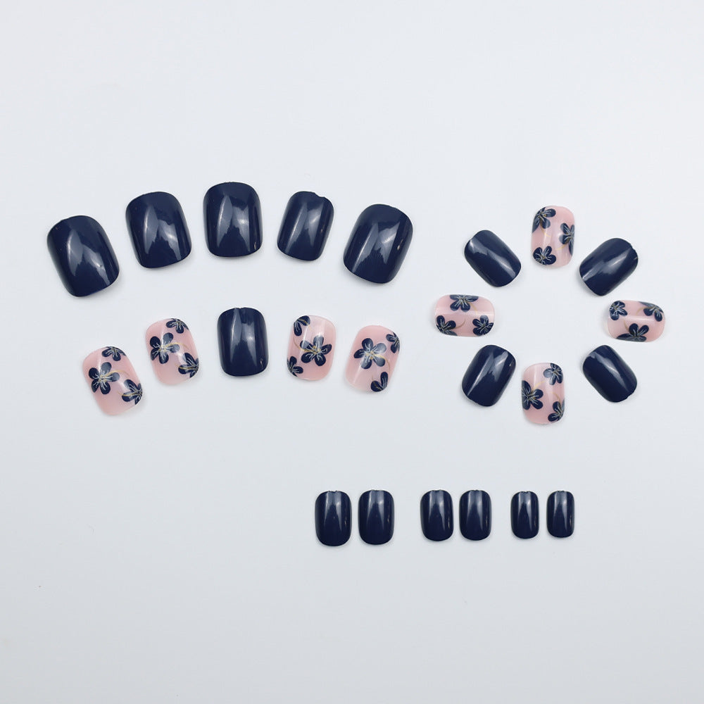 Kunstnägel mit Floralen Designs und Glänzenden Akzenten Karnz