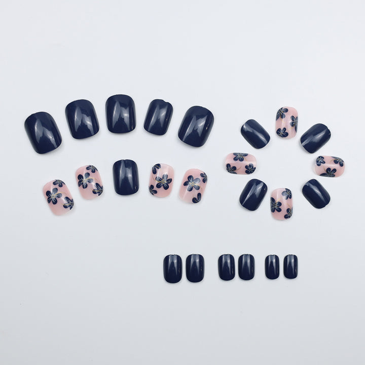 Kunstnägel mit Floralen Designs und Glänzenden Akzenten Karnz