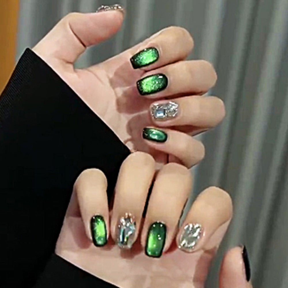 Glamouröse Nagelverlängerungen mit kreativem Glitzer-Design Karnz