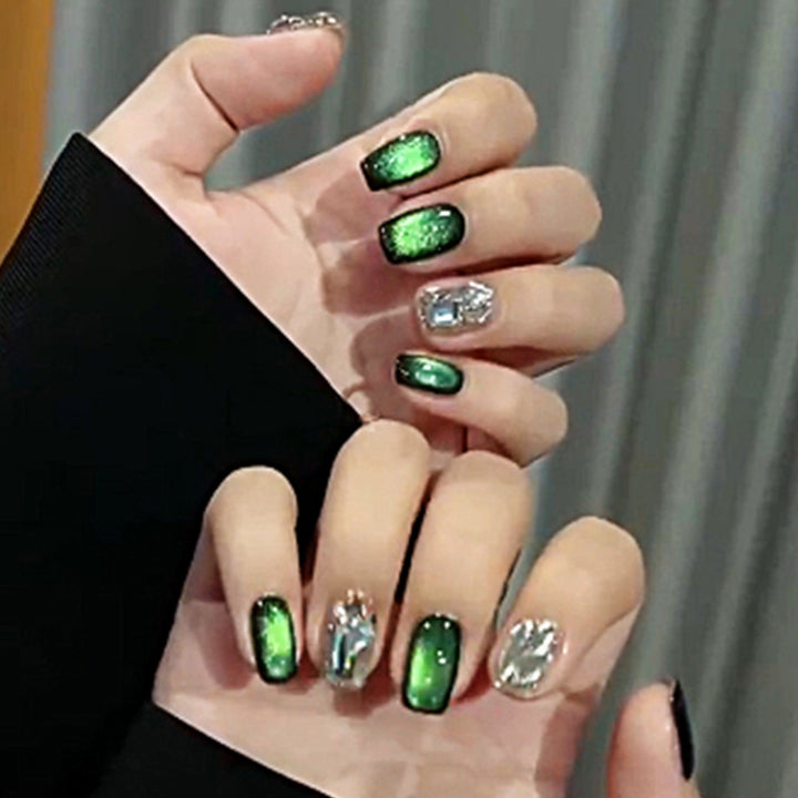 Glamouröse Nagelverlängerungen mit kreativem Glitzer-Design Karnz