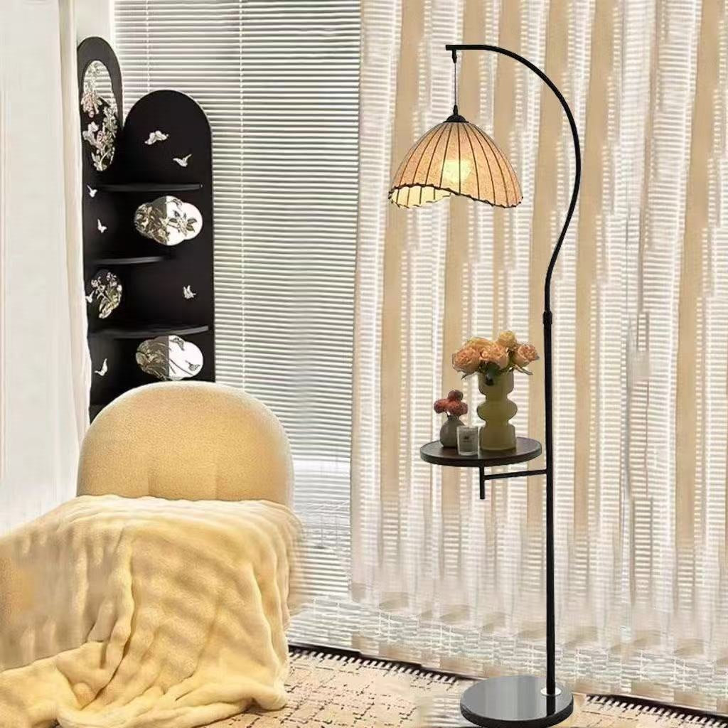 Verstellbare Bogenstehlampe mit integriertem Beistelltisch