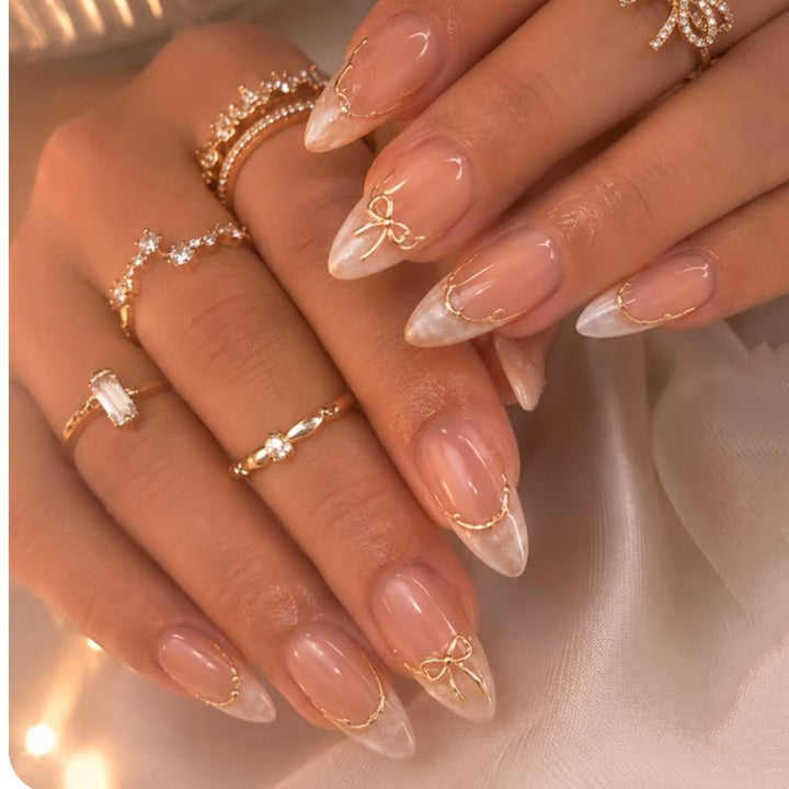 Elegante Stiletto Press-On Nägel mit metallischen Akzenten Karnz
