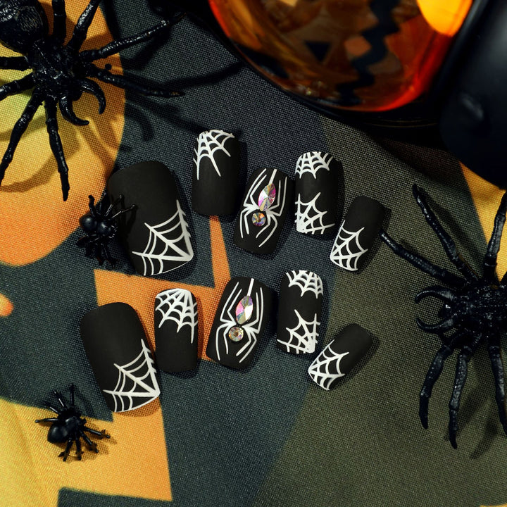 Kunstvolle Nagelverlängerungen mit Spinnen- und Spinnennetzdesign Karnz
