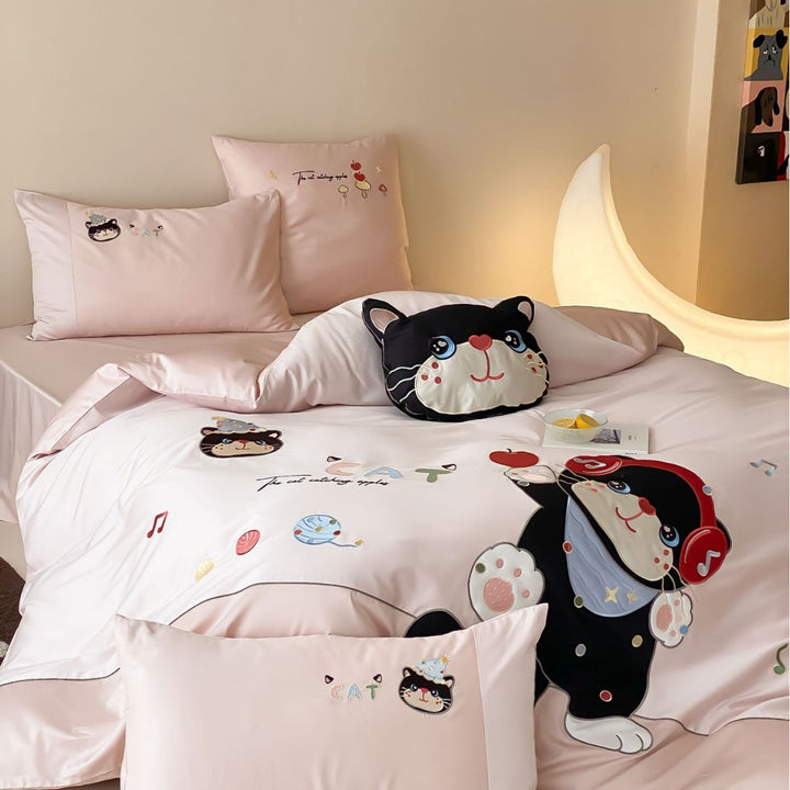 Bettwäsche-Set mit appliziertem Katzenmotiv und Kuschelkissen