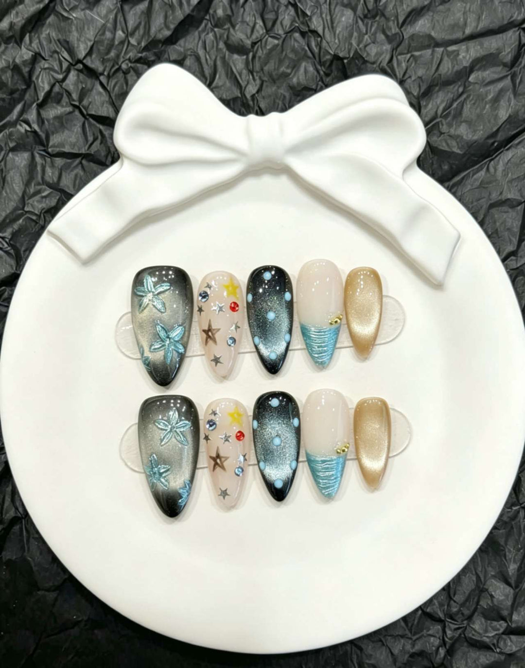 Dekoratives Press-On Nagelkunst-Set mit floralen und verspielten Designs
