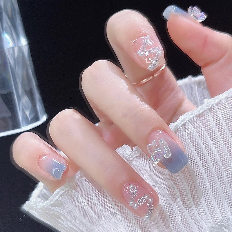 Kunstnagelset mit funkelnden Glitzer- und holografischen Akzenten Karnz